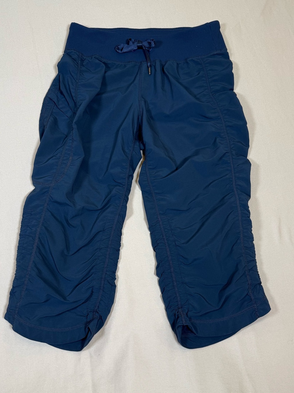 Zella Navy Move It Ruched Drawstring Capri Joggers, size 4.